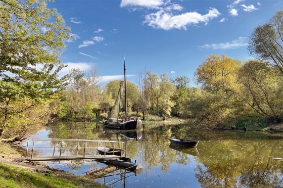 Fischerboot im Wasser | WestLotto Radtour des Monats