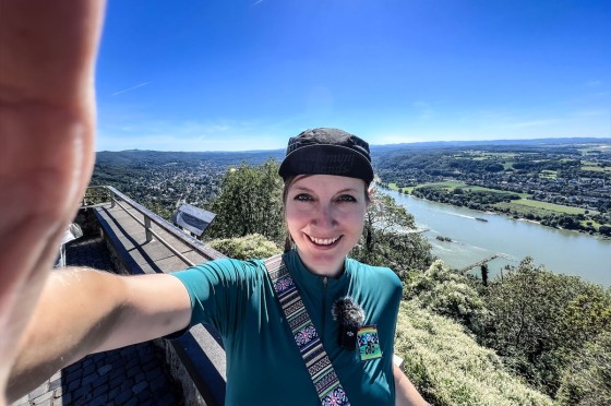 Selfie einer Radfahrerin vor Rhein-Panorama | WestLotto Radtour des Monats