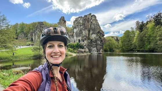 Selfie einer Radfahrerin vor den Externsteinen | WestLotto Radtour des Monats Detmold