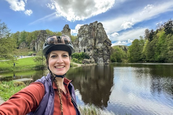 Selfie einer Radfahrerin vor den Externsteinen | WestLotto Radtour des Monats Detmold