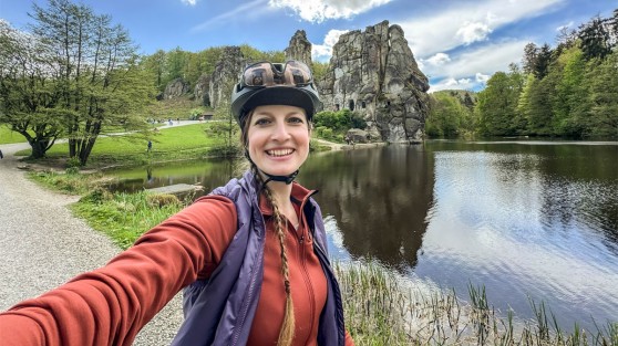 Selfie einer Radfahrerin vor den Externsteinen | WestLotto Radtour des Monats Detmold