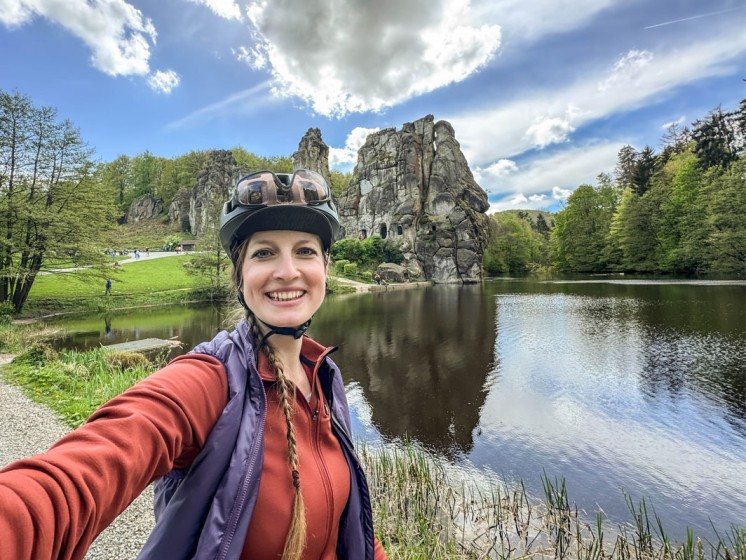 Selfie einer Radfahrerin vor den Externsteinen | WestLotto Radtour des Monats Detmold