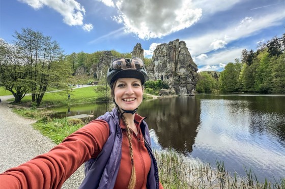Selfie einer Radfahrerin vor den Externsteinen | WestLotto Radtour des Monats Detmold