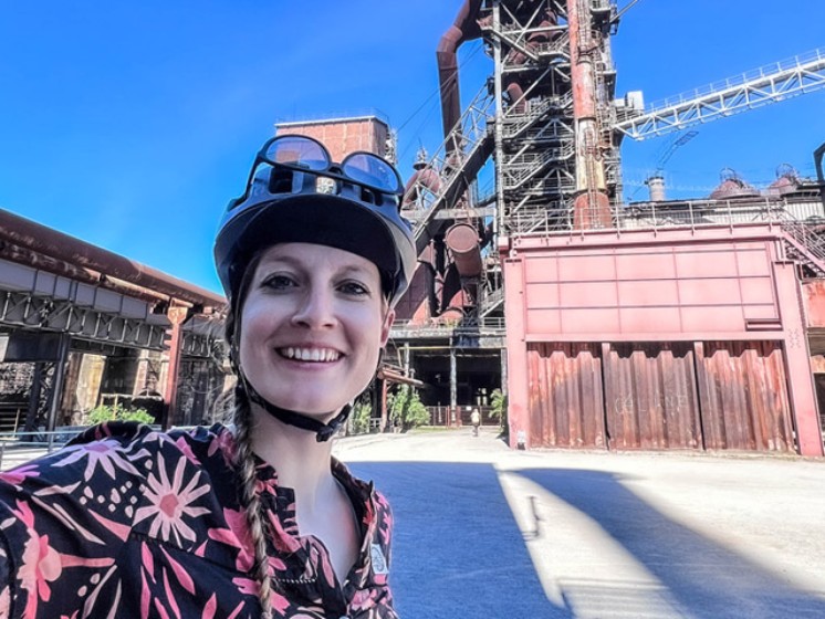 Selfie einer Radfahrerin vorm Landschaftspark Duisburg-Nord | WestLotto-Radtour des Monats 