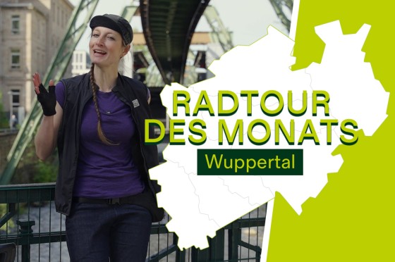 Radfahrerin steht vor Schwebebahn in Wuppertal. Daneben Schriftzug Radtour des Monats - Wuppertal | WestLotto