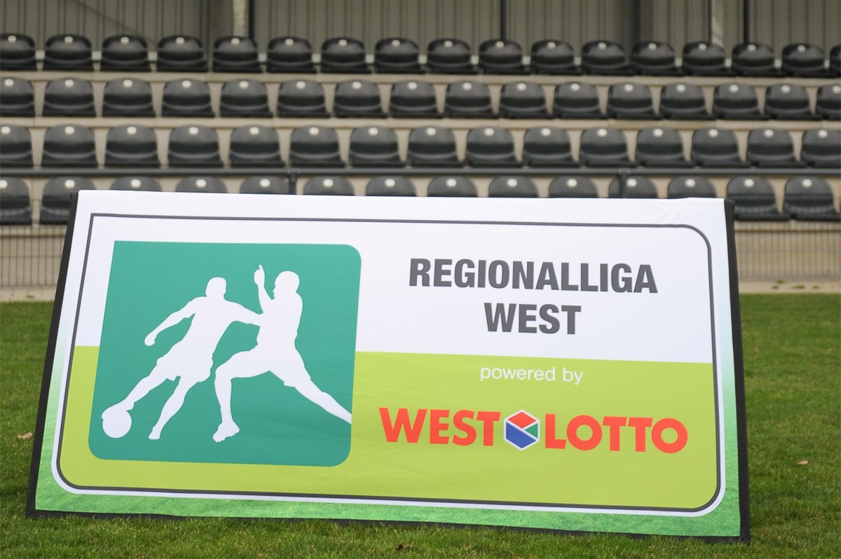 Aufsteller mit WestLotto-Logo und der Aufschrift Regionalliga West | WDFV