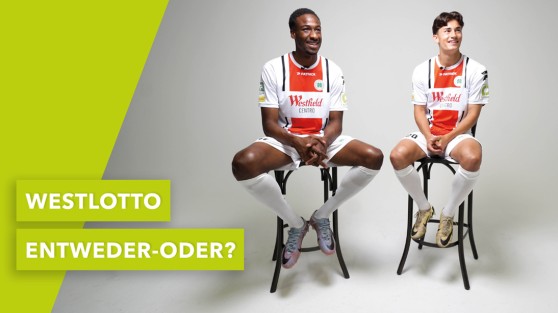 Spieler der Regionalliga West sitzen auf zwei Hockern - Entweder-Oder-Interview