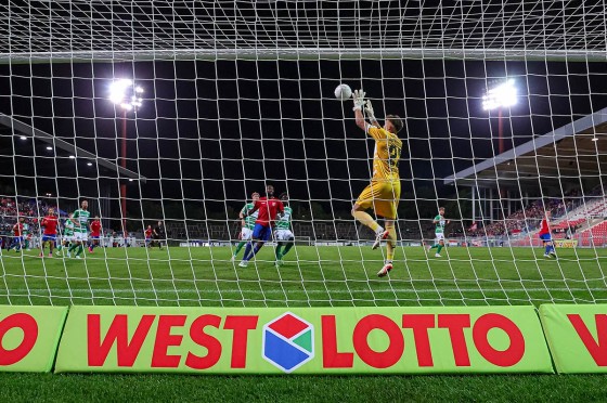 Torhüter fängt einen Ball beim Flutlichtspiel | WestLotto-Gluecksmonate