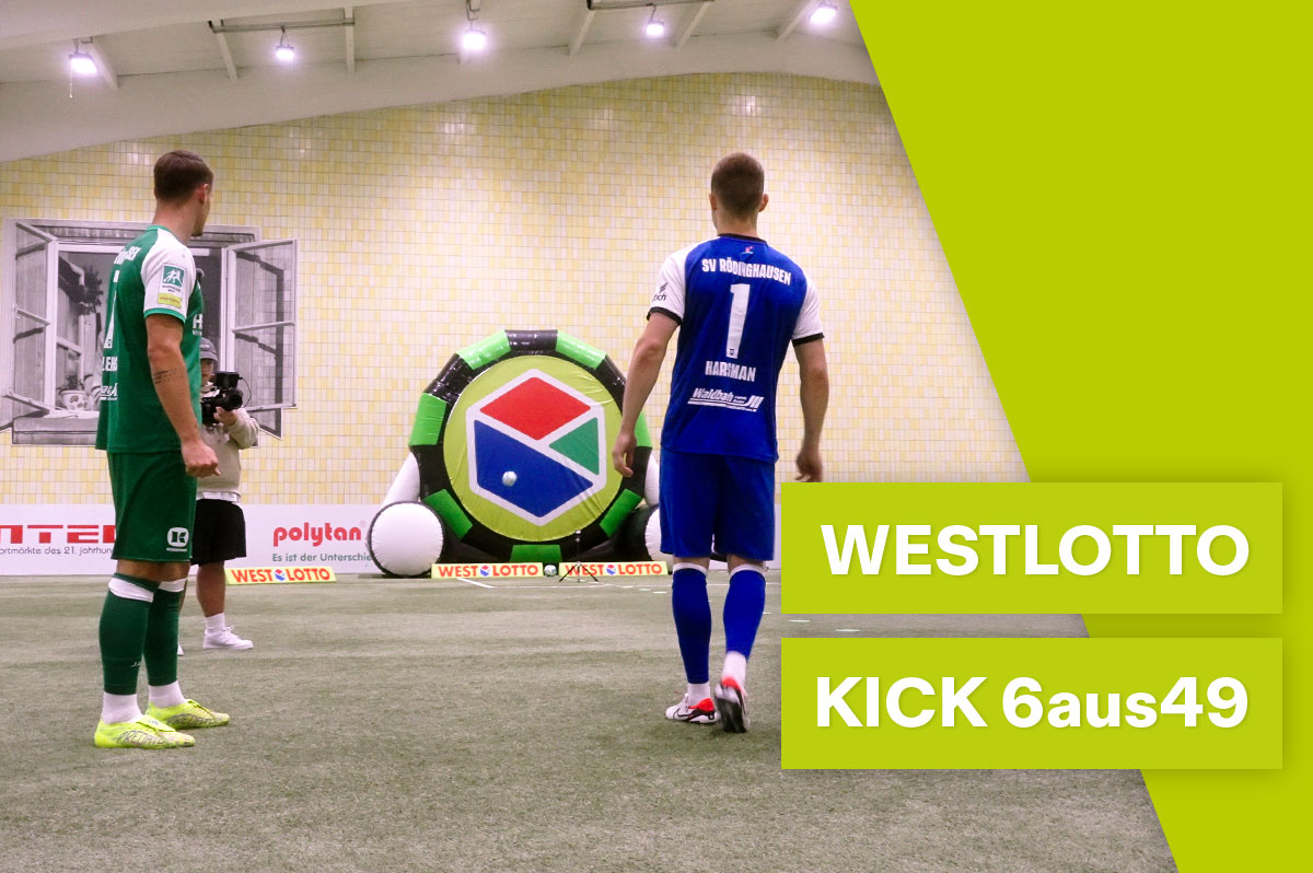 Spieler der Regionalliga West schießen auf eine Fußball-Dartscheibe im WestLotto-Design