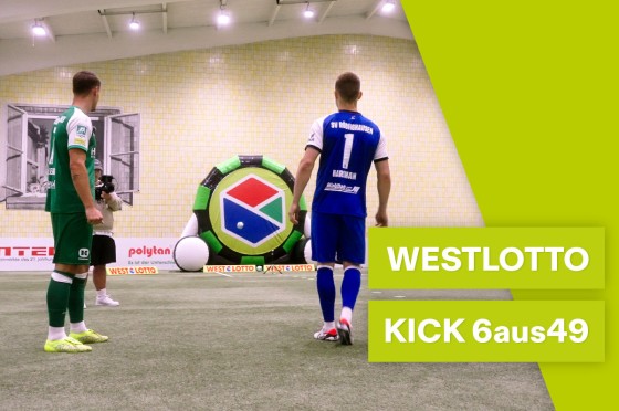 Spieler der Regionalliga West schießen auf eine Fußball-Dartscheibe im WestLotto-Design