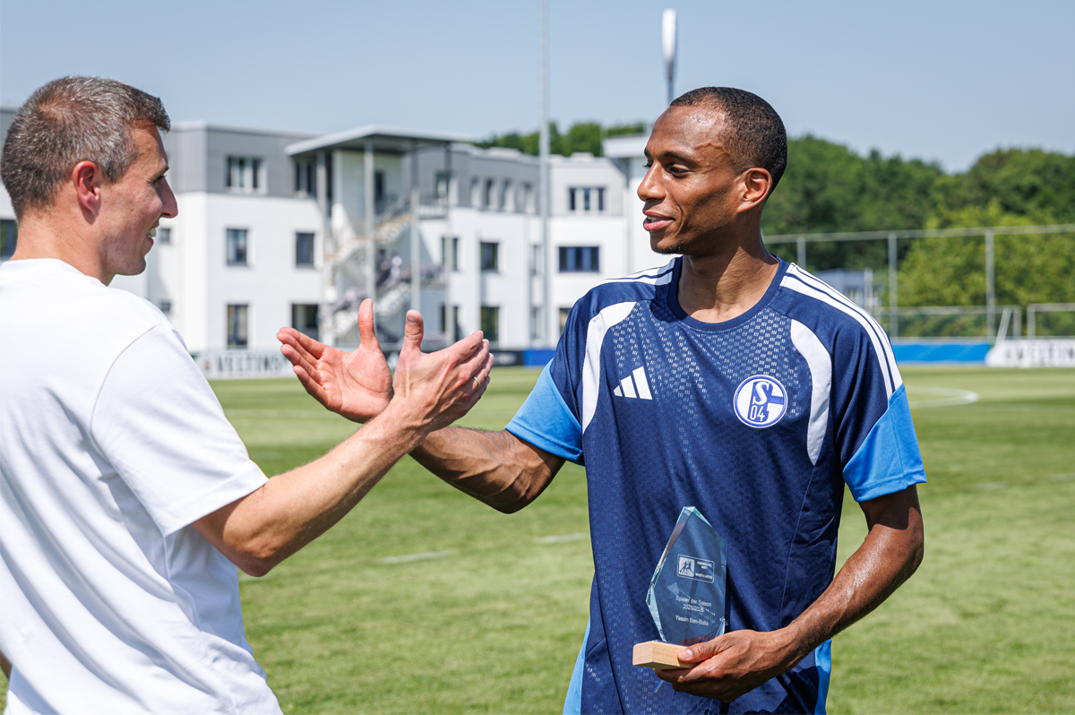 Jakob Fimpel übergibt Yassin Ben Balla die Auszeichnung zum WestLotto Spieler der Saison