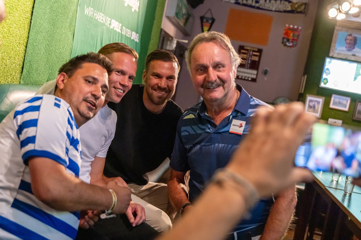 Peter Neururer, Kevin Großkreutz und Dennis Grote machen ein Foto mit einem Duisburg-Fan beim WestLotto Saison-Highlight