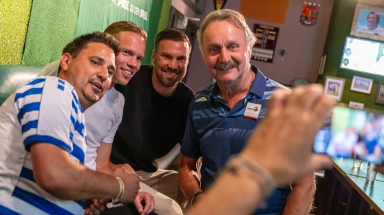 Peter Neururer, Kevin Großkreutz und Dennis Grote machen ein Foto mit einem Duisburg-Fan beim WestLotto Saison-Highlight