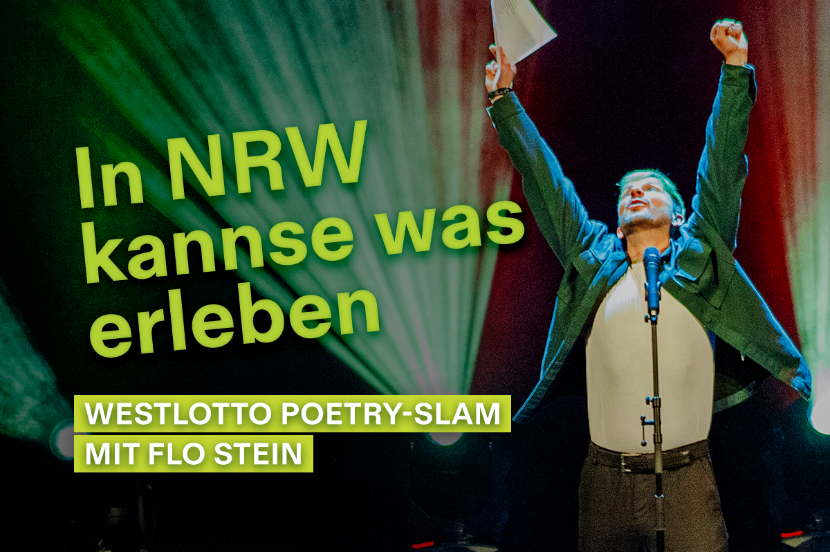 Poetry-Slammer steht auf Bühne, streckt Arme in die Höhe und schaut nach oben - WestLotto Poetry-Slam