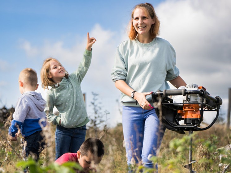 Familie beim Baumpflanzen im Sauerland | Wunscherfüller-Aktion WestLotto