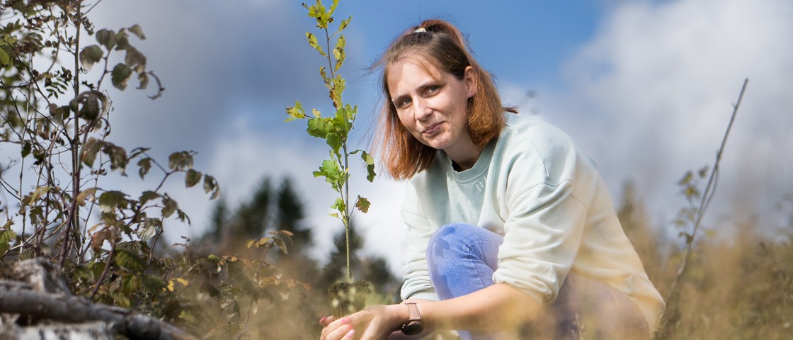 Eine Frau pflanzt einen Baum | Aktion Wunscherfüller